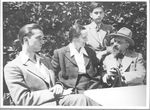 Ivan Meštrović sa ženom Olgom i sinovima, Lausanne, 1943.