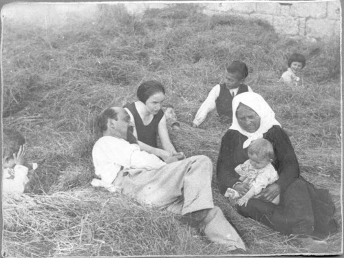 Ivan Meštrović s majkom, sestrom Birom i djecom brata Marka, Otavice, 1927.