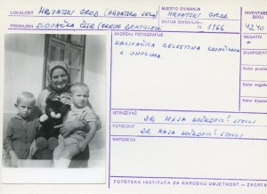 Folklorna građa hrvatskih sela u Slovačkoj; Devinska Nova Ves, 1966.: Kazivačica Celestina Kovačikova s unucima.