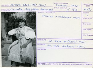 Folklorna građa hrvatskih sela u Slovačkoj; Devinska Nova Ves, 1966.: Djevojka u narodnoj nošnji.