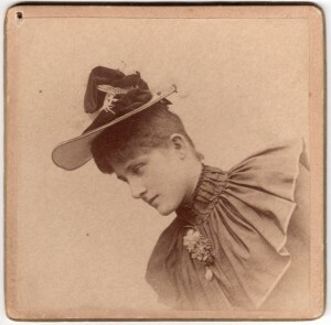 Mlada žena sa šeširom