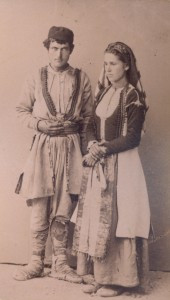 Fotografije nošnji. Crnogorci, seljaci; žena i na sl. 55218.