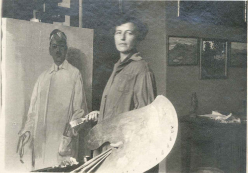 Nasta Rojc sa slikarskom paletom pred portretom