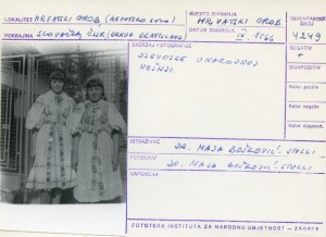 Folklorna građa hrvatskih sela u Slovačkoj; Devinska Nova Ves, 1966.: Djevojke u narodnoj nošnji.
