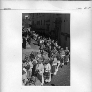Seljakinje u procesiji pred crkvom.