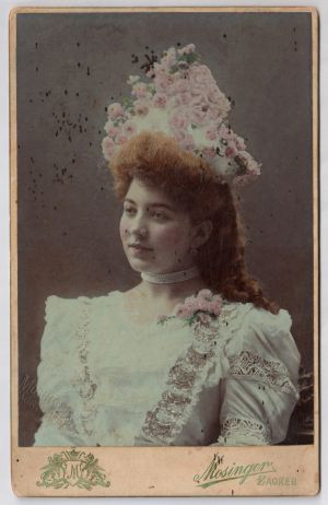 Djevojka s cvijećem u kosi