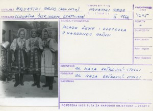 Folklorna građa hrvatskih sela u Slovačkoj; Devinska Nova Ves, 1966.: Mlade žene i djevojka u narodnoj nošnji.