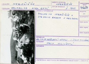 Narodne pripovijetke i predaje otoka Brača, 1969.: Pogled na Nerežišće s Jurjevim brdom u pozadini.