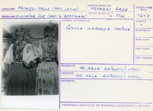 Folklorna građa hrvatskih sela u Slovačkoj; Devinska Nova Ves, 1966.: Ženska narodna nošnja (straga).