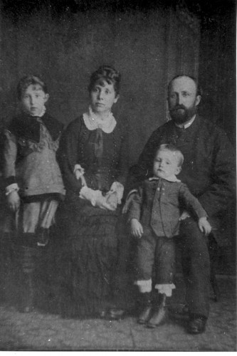 Obitelj Slave Raškaj - otac Vjekoslav, majka Olga, sestra Paula i brat Jurica