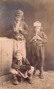 Fotografije nošnji. Hercegovci, seoski glazbenici; i na sl. 55517.