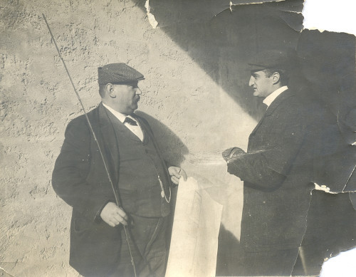Hugo Ehrlich (desno) u razgovoru s nepoznatim muškarcem