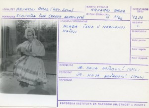 Folklorna građa hrvatskih sela u Slovačkoj; Devinska Nova Ves, 1966.: Mlada žena u narodnoj nošnji.