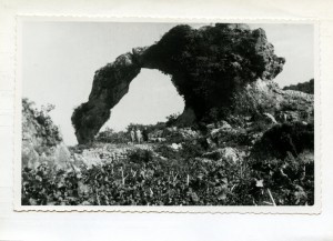 Narodne pripovijetke i predaje otoka Brača, 1969.: "Kolač". Prirodni luk i cijeli predio (kraj Nerežišća) zove se "kolač"; 15 m visoko.
